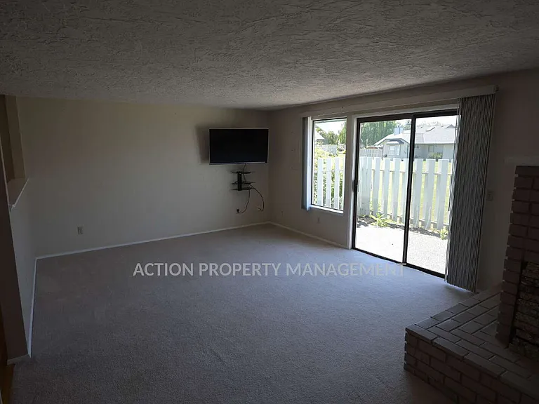 842 N Canterbury Ct — Photo 11