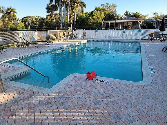 Lakeside Community Pool