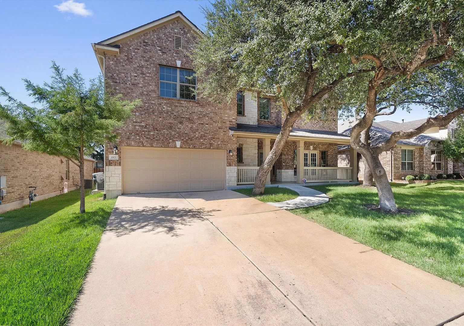 Spacious & Bright Home with Mature Trees, Covered Patio, Fireplace, Private Backyard & Resort-Sty... — Photo 4