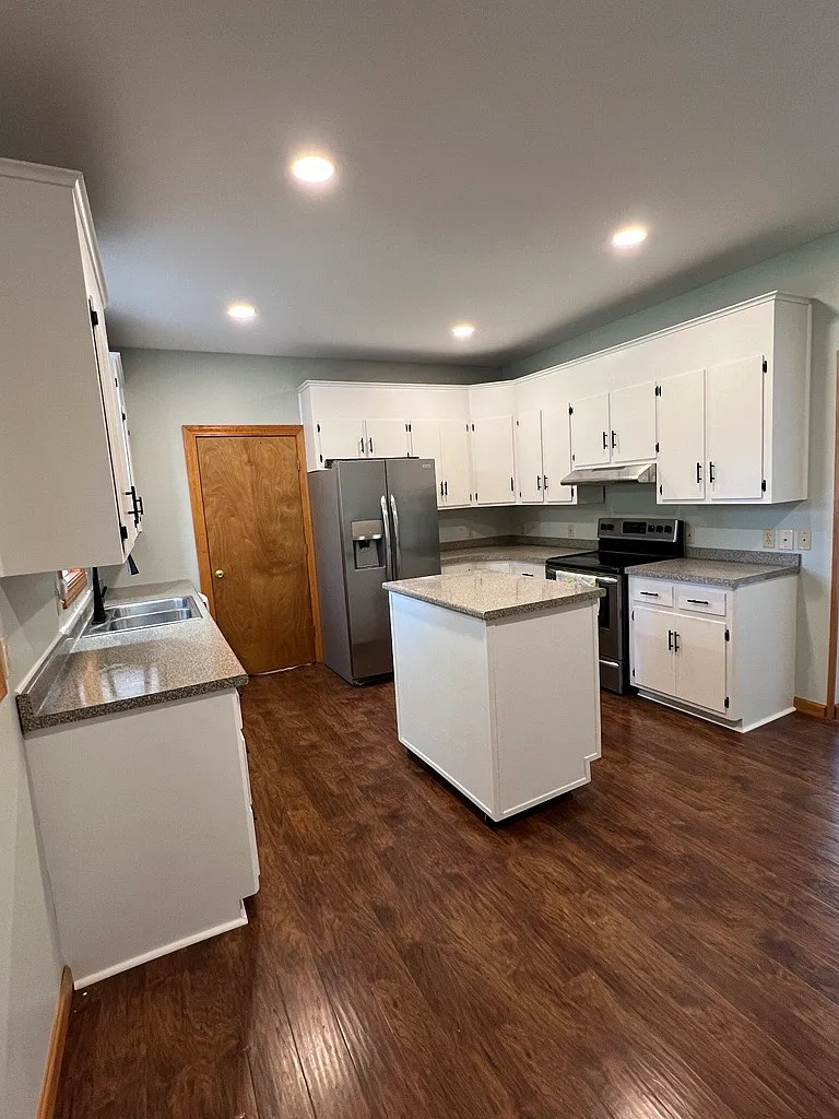 3 bed, 1400 sqft, $2,400 — Photo 1