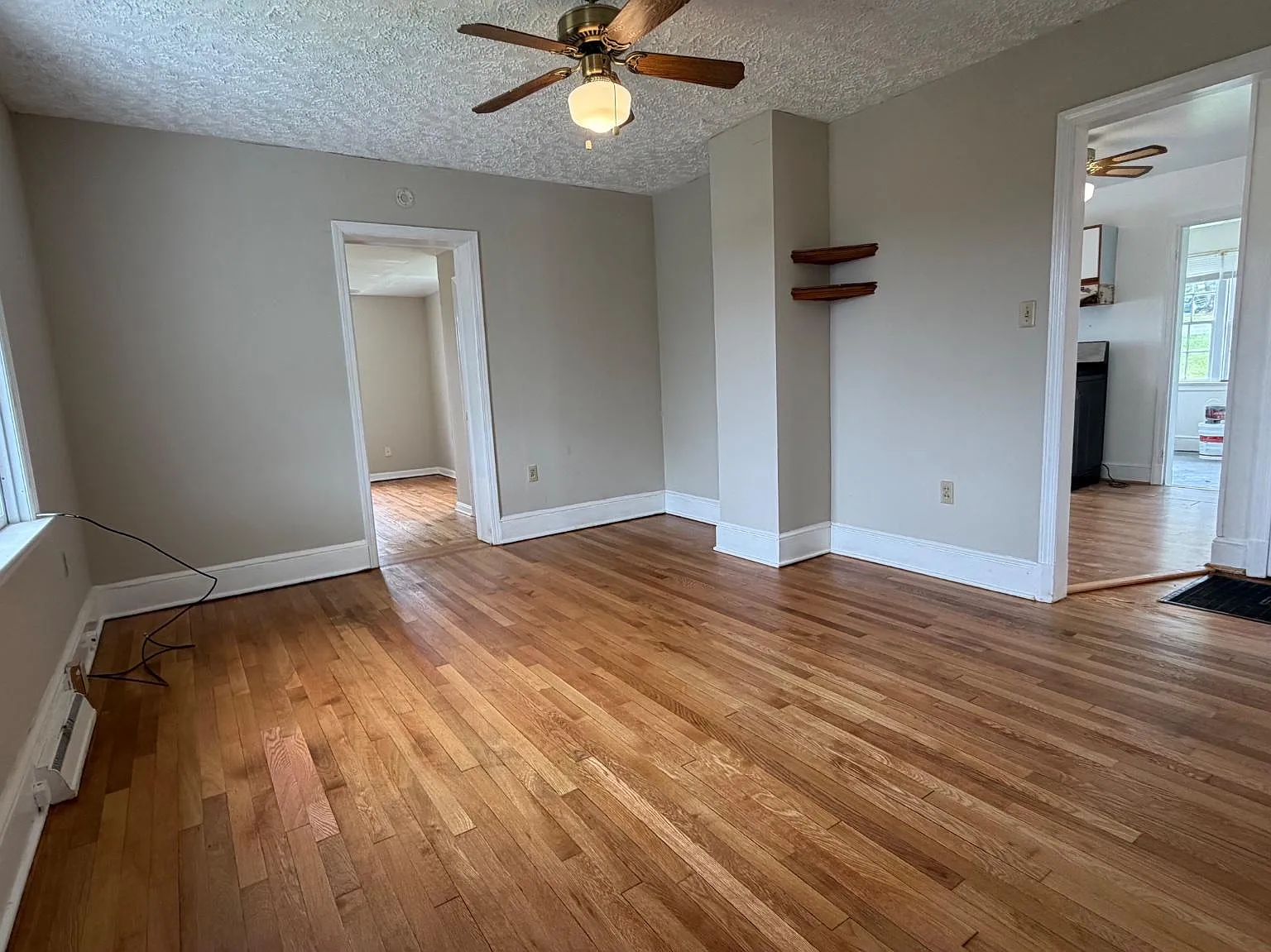 3 bed, 1.0 bath, 1048 sqft, $1,700 — Photo 2