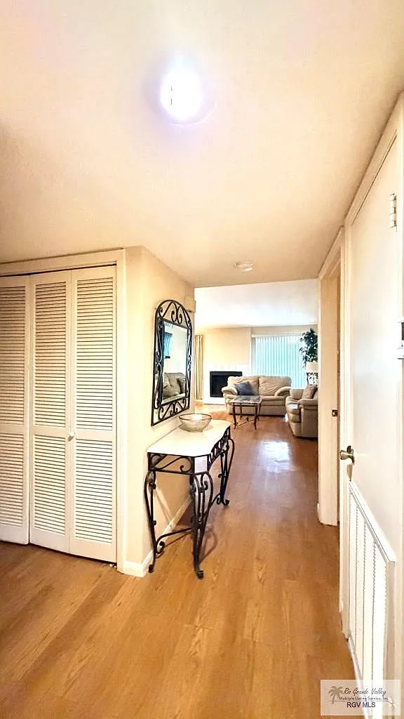 2 bed, 2.0 bath, 1138 sqft, $2,000 — Photo 3
