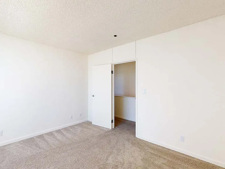 Trinity Towers Apartments — Photo 114