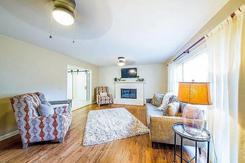 2211 W Sherwood Ave — Photo 3