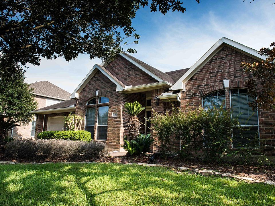 The 2,814 sq ft home is located in a 12,914 corner lot.