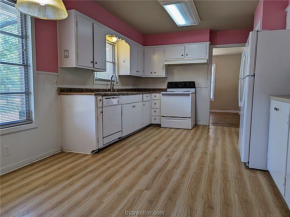4th image of 3806 Oaklawn St