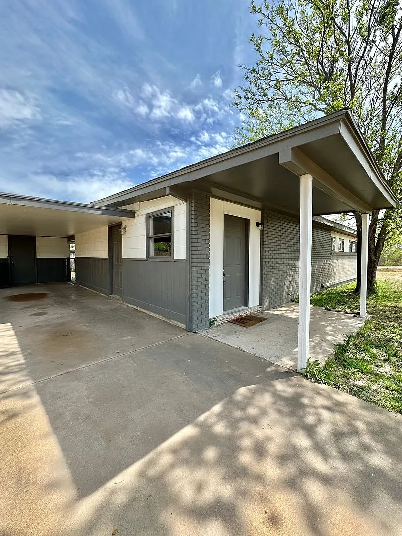 Now Available - Charming 3 Bedroom Home + Covered Porch & Privacy Fenced Yard! — Photo 2