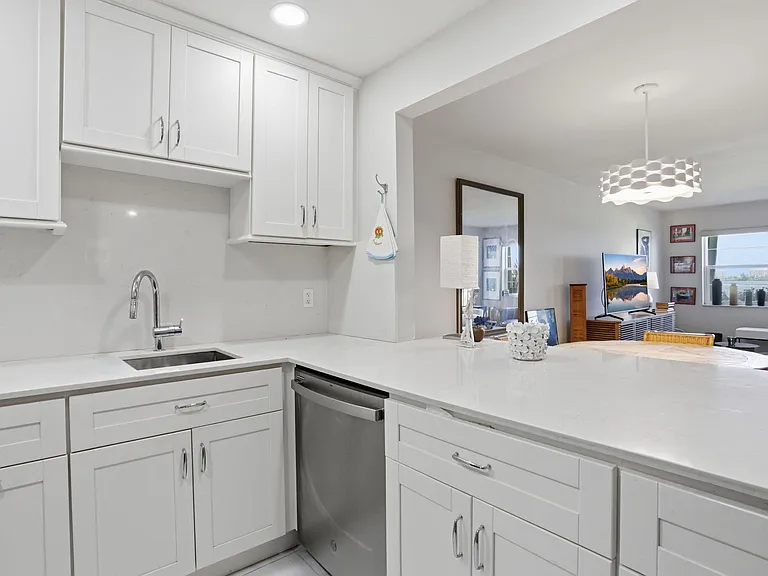 1516 S Lakeside Dr #103 — Photo 15