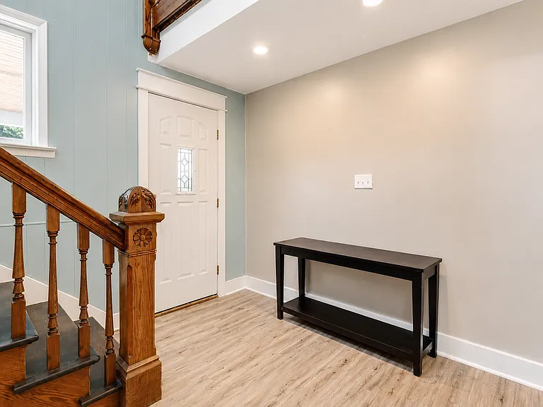 511 W Wisconsin St — Photo 16