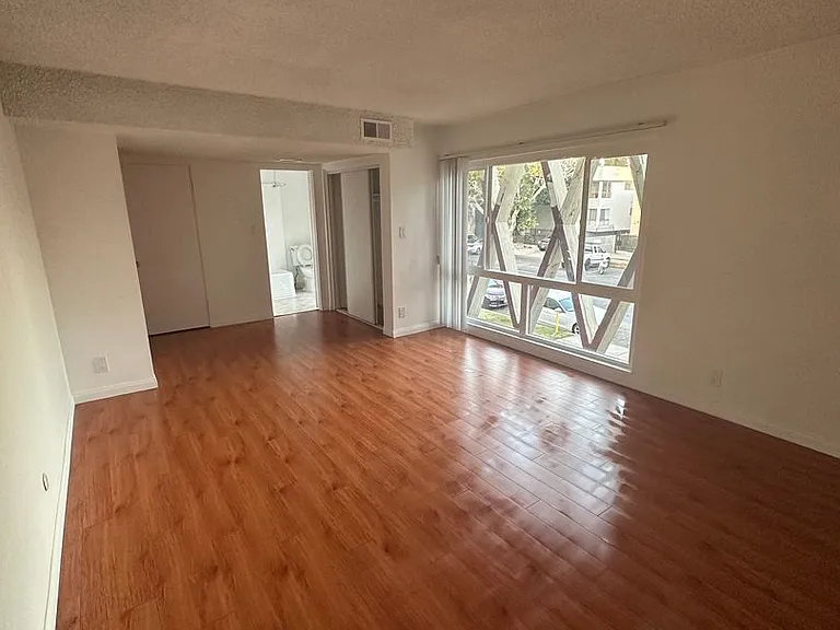 511 N Kenmore — Photo 8