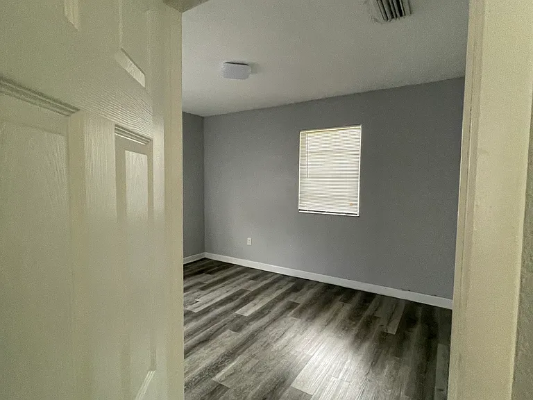 851 SW 4th St #9 — Photo 8
