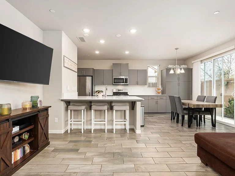 731 N Burgan Ave — Photo 11