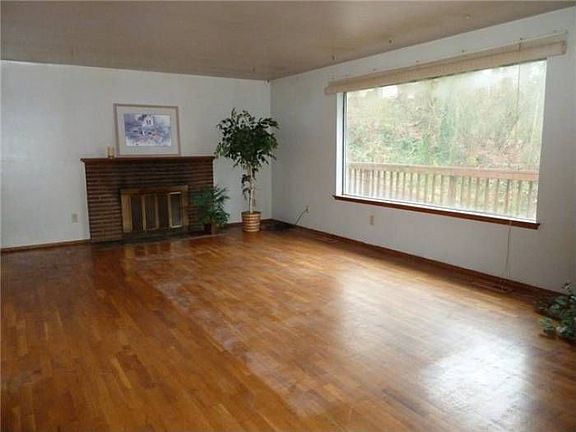 Living room w/ fireplace