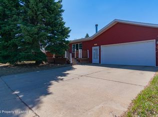 339 Suncrest Ave, Dickinson, ND 58601