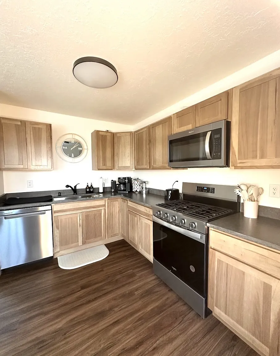 3 bed, 1.5 bath, 3000 sqft, $2,950 — Photo 3