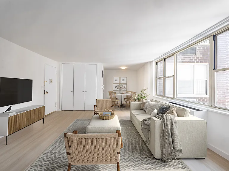 166 E 34th St #912 — Photo 3
