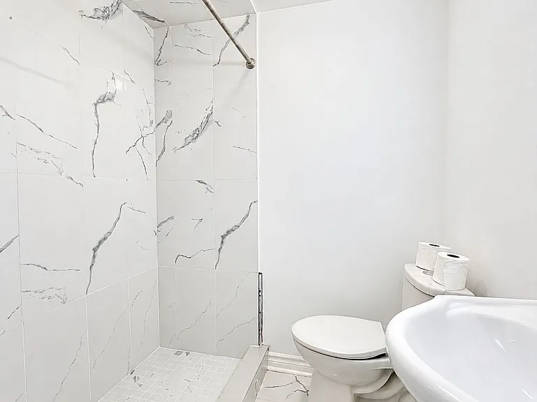 380 Lansdowne Ave #BASEMENT — Photo 7