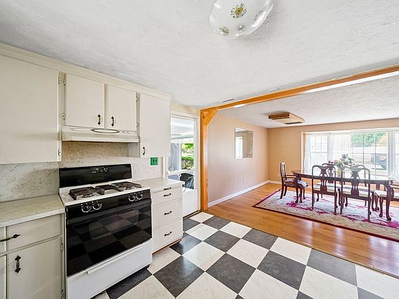 5th image of 70 Logan Dr