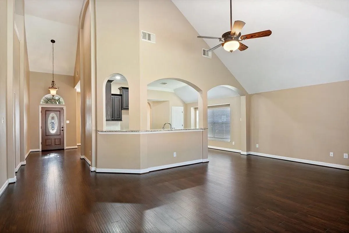 3 bed, 2.5 bath, 2294 sqft, $2,450 — Photo 4