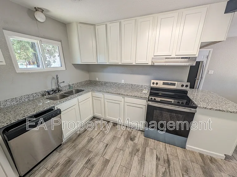 2913 Jefferson St NE — Photo 5