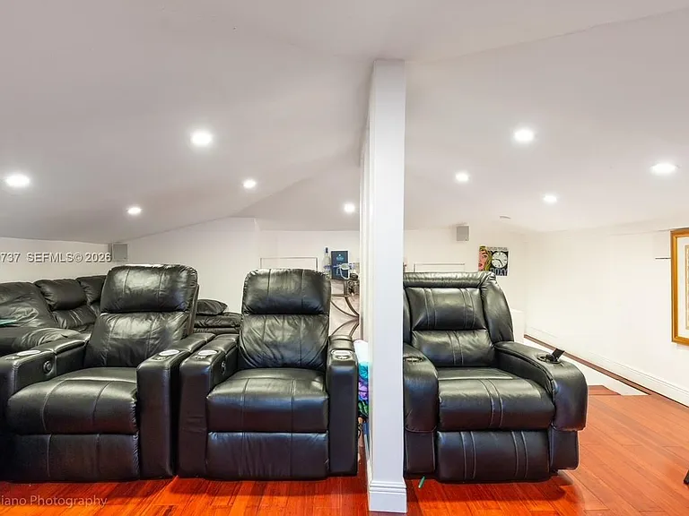 437 Holiday Dr — Photo 17