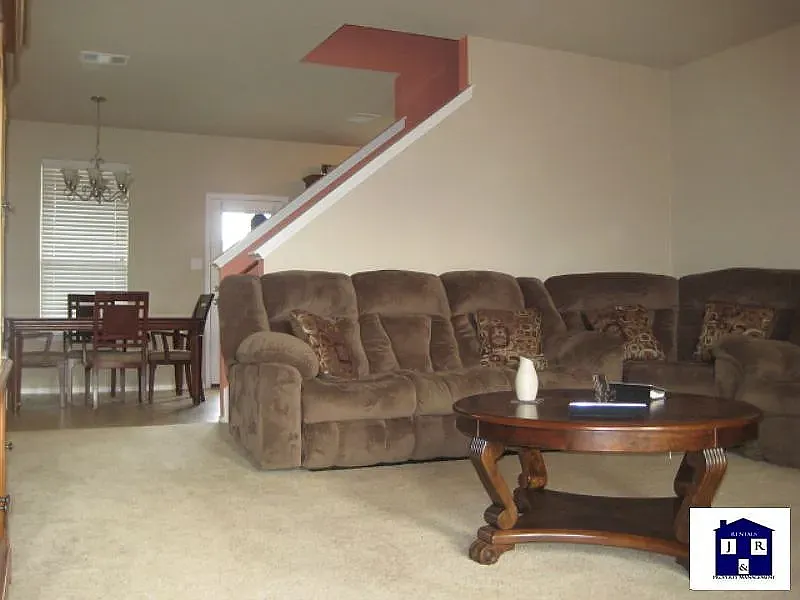 1911 Scott Dr — Photo 2