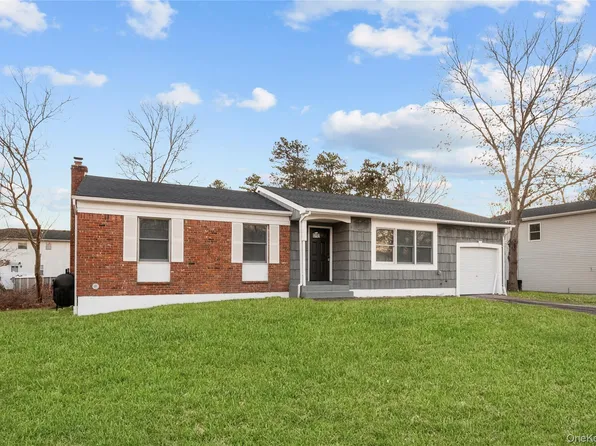 4 Julie Ln, Selden, NY 11784