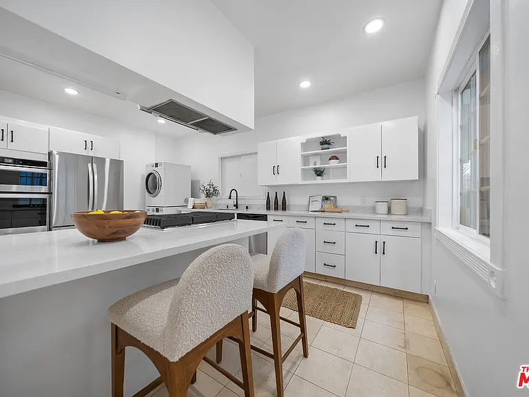 320 Westminster Ave — Photo 18