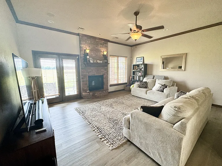 708 Cougar Ln — Photo 4