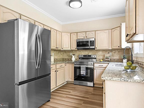 3rd image of 3180 Gainsborough Ct