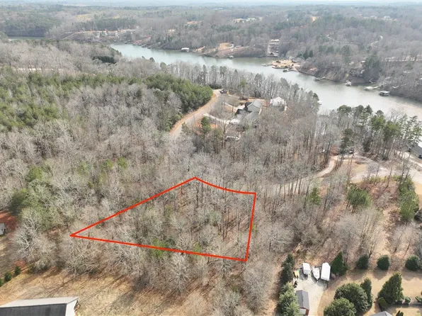 130 W Waters Edge Ln, West Union, SC 29696