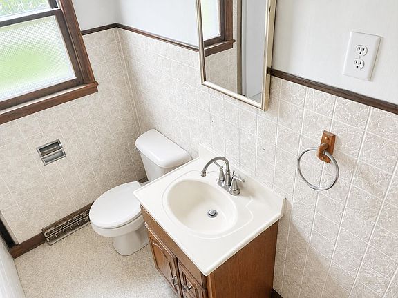4th image of 308 W Logan St