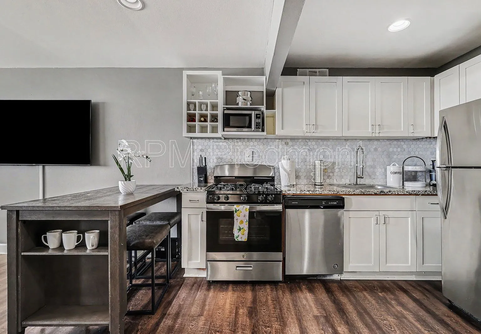 1 bed, 1.0 bath, 631 sqft, $1,995 — Photo 2