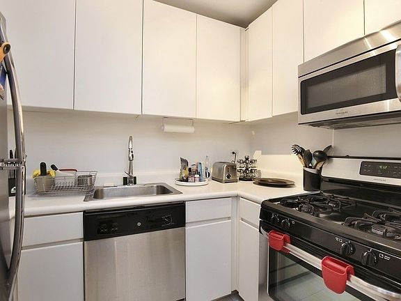 3rd image of 130 W 79th St APT 10B