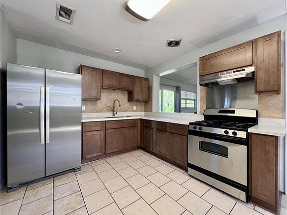 3rd image of 1581 Redwood Dr
