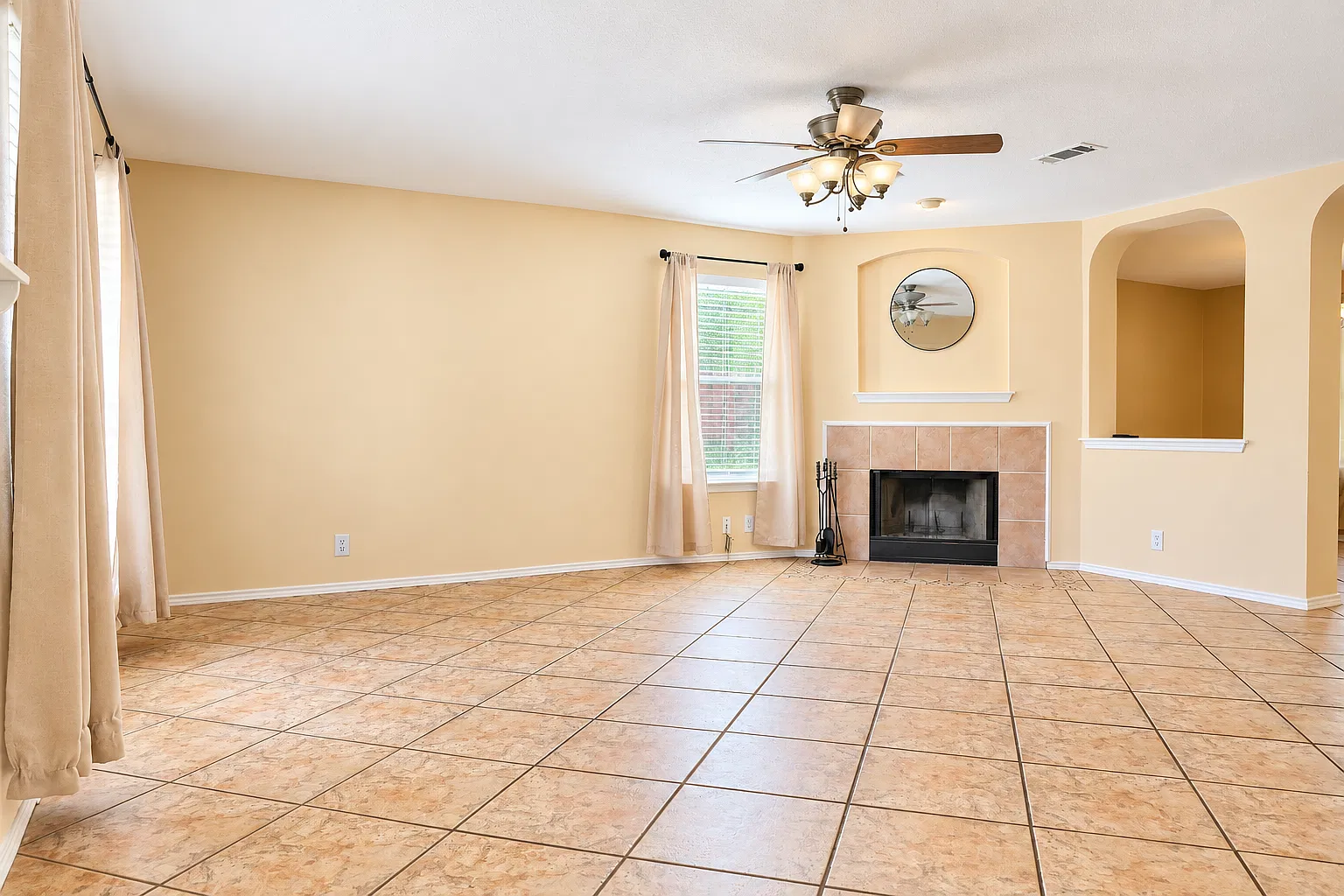 3 bed, 2.5 bath, 2424 sqft, $2,300 — Photo 4