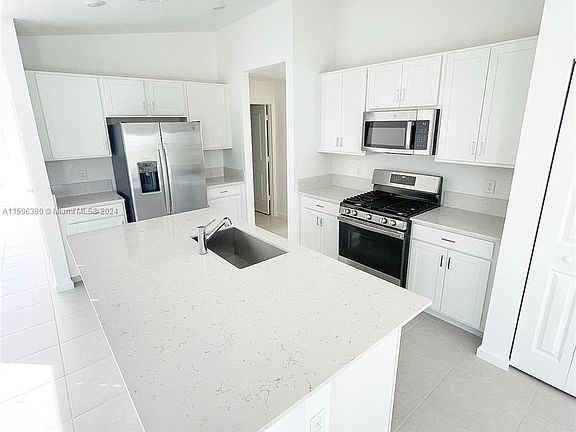 5th image of 11041 Pondside Ln