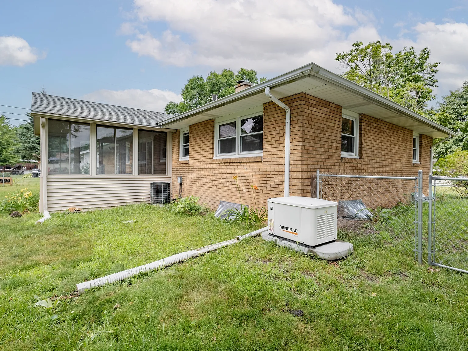 3 bed, 2012 sqft, $1,990 — Photo 4