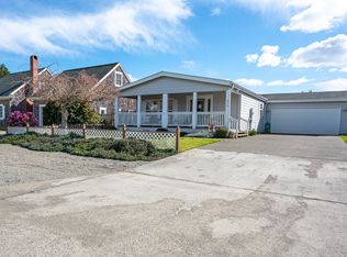 826 1st St NE, Bandon, OR 97411