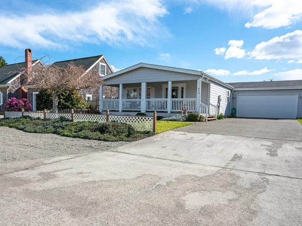 826 1st St NE, Bandon, OR 97411