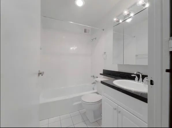 30 E Division St, Chicago, IL