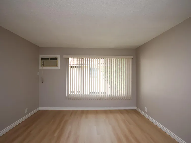 976 E Villa St #16 — Photo 10