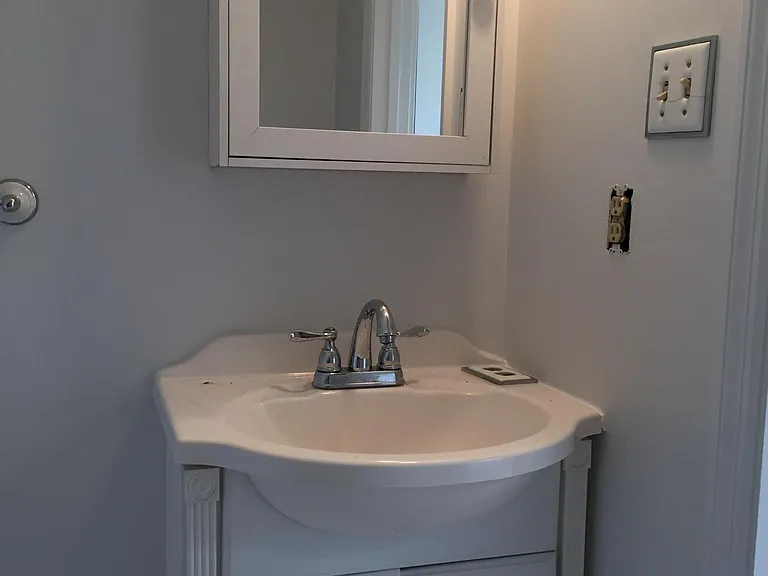 Half bathroom at the bedroom level