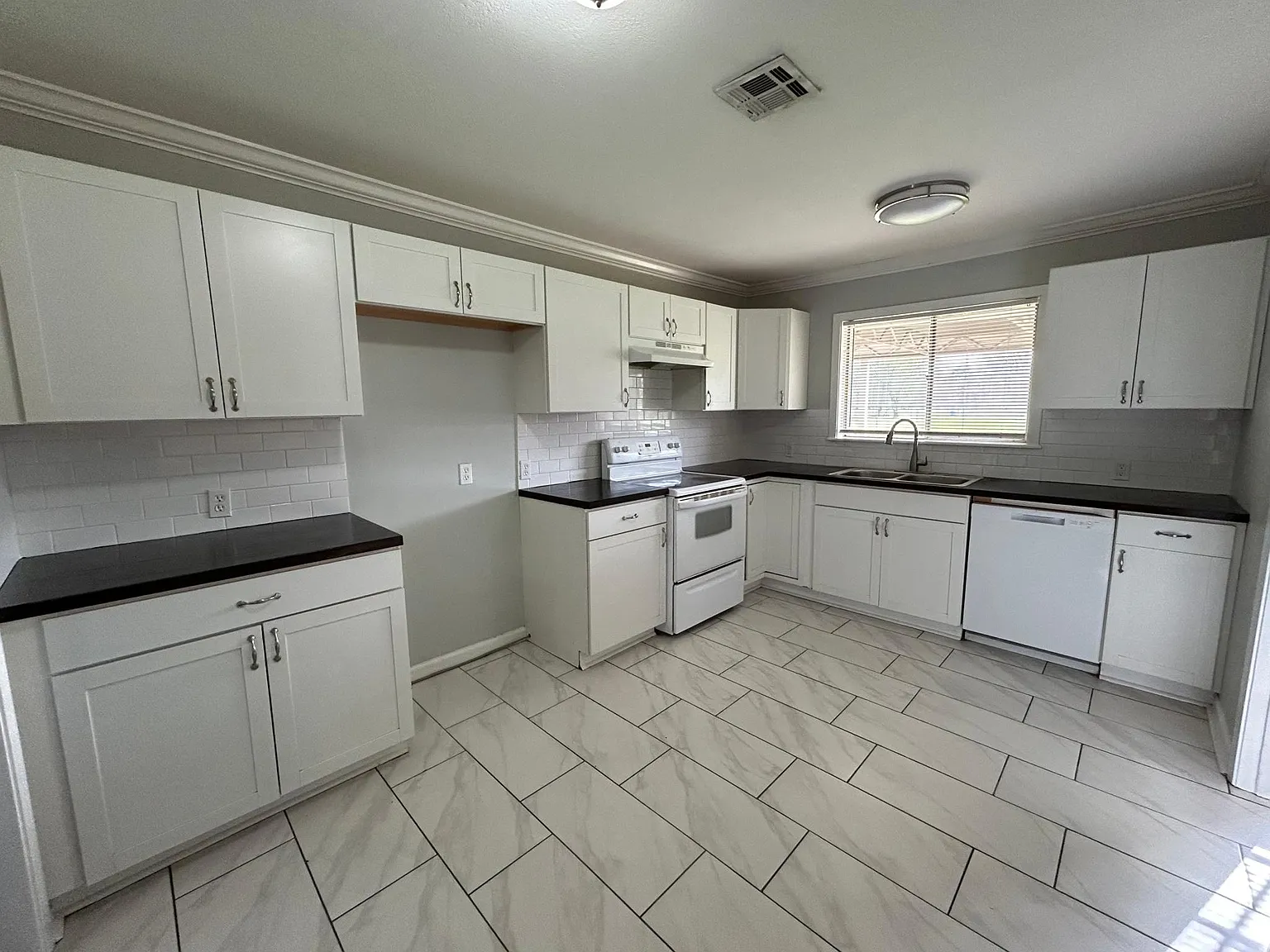 3 bed, 1239 sqft, $1,375 — Photo 4