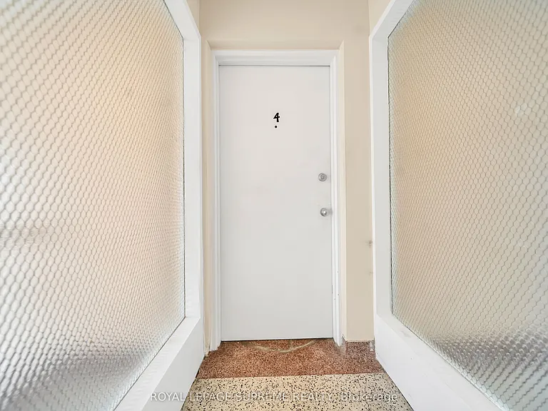 135 Kingsway Cres #4 — Photo 11