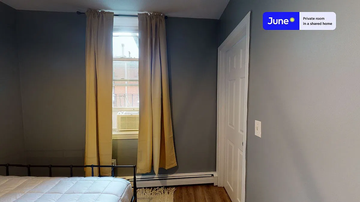 Queen bedroom in 3 bed/1 bath home in North End #471 C — Photo 4