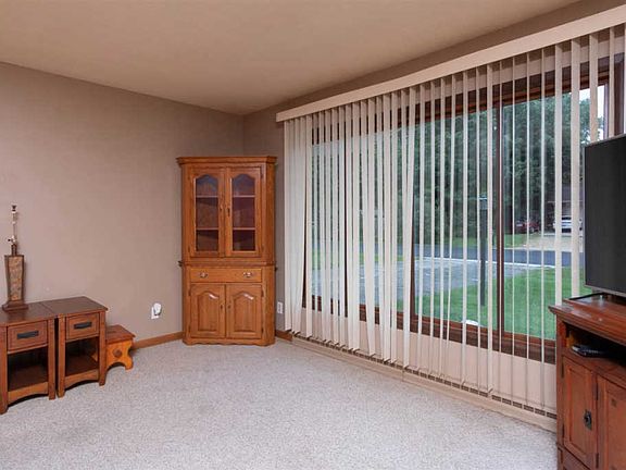 2nd image of 2337 Mariposa Dr