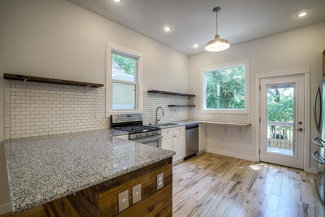 Kitchen - 2527 Charlotte St