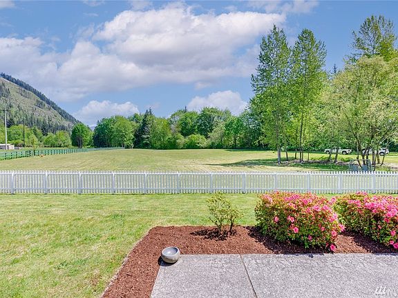 Idyllic 3.9 acres with Mountain-Territorial views. Perfect for horses.