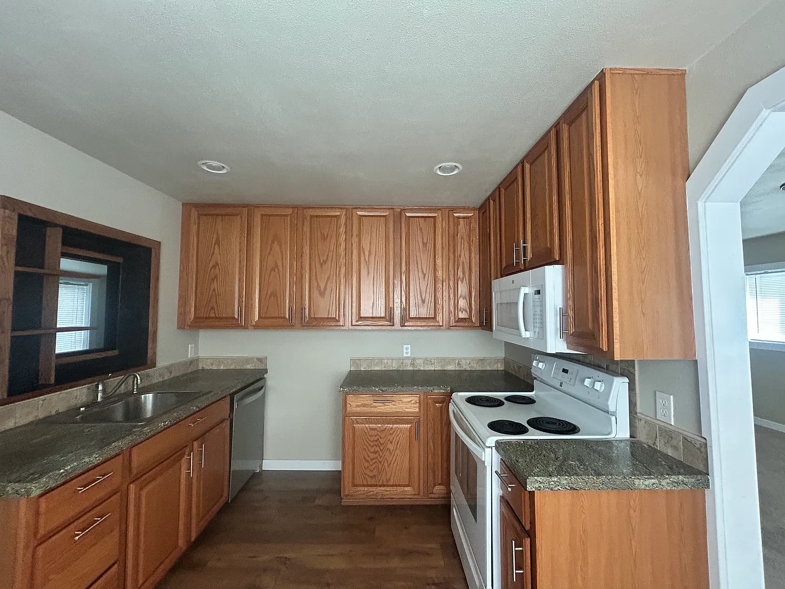2 bed, 900 sqft, $1,200 — Photo 1